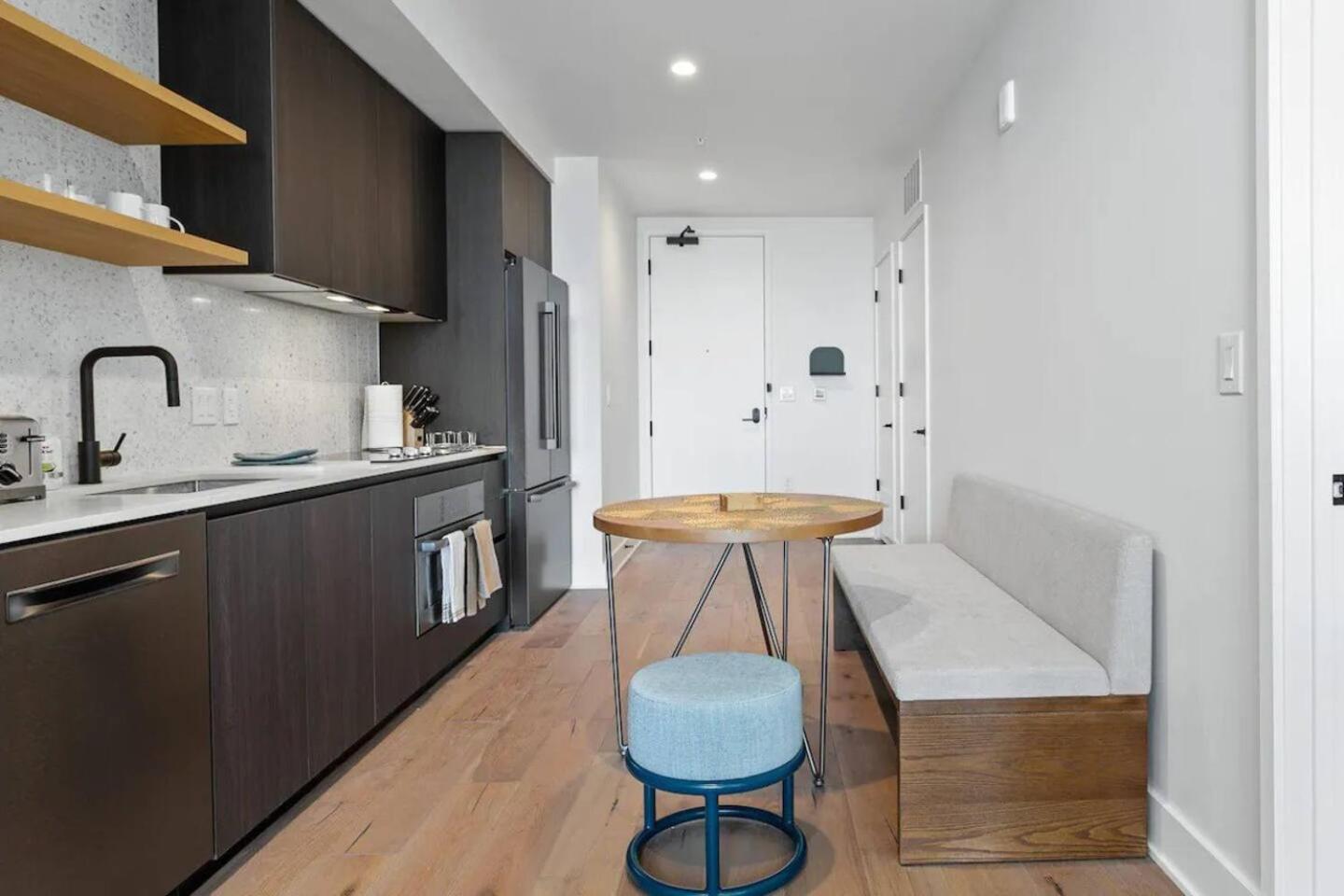 Modern 1Br Condo On Rainey St With Pool And Views オースティン エクステリア 写真